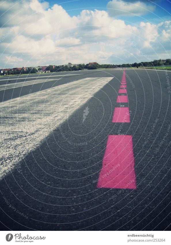 Follow the pink line Himmel Wolken Flughafen Verkehr Verkehrswege Straße Wege & Pfade Flugplatz Landebahn fliegen laufen Ferien & Urlaub & Reisen Unendlichkeit