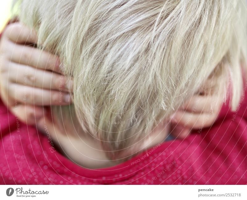 emotion | stummer schrei Kind Kopf Haare & Frisuren Finger 1 Mensch Gefühle Schmerz Angst Entsetzen zuhalten Ohr hören hilflos ohnmächtig Farbfoto Nahaufnahme