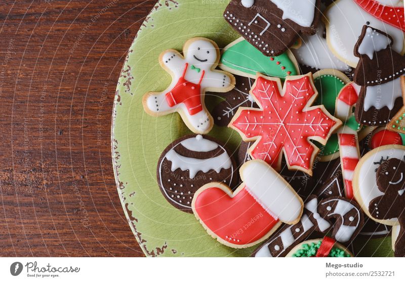 Teller mit bunten Weihnachtsplätzchen auf Holztisch Dessert Schalen & Schüsseln Winter Dekoration & Verzierung Tisch Feste & Feiern Weihnachten & Advent neu rot