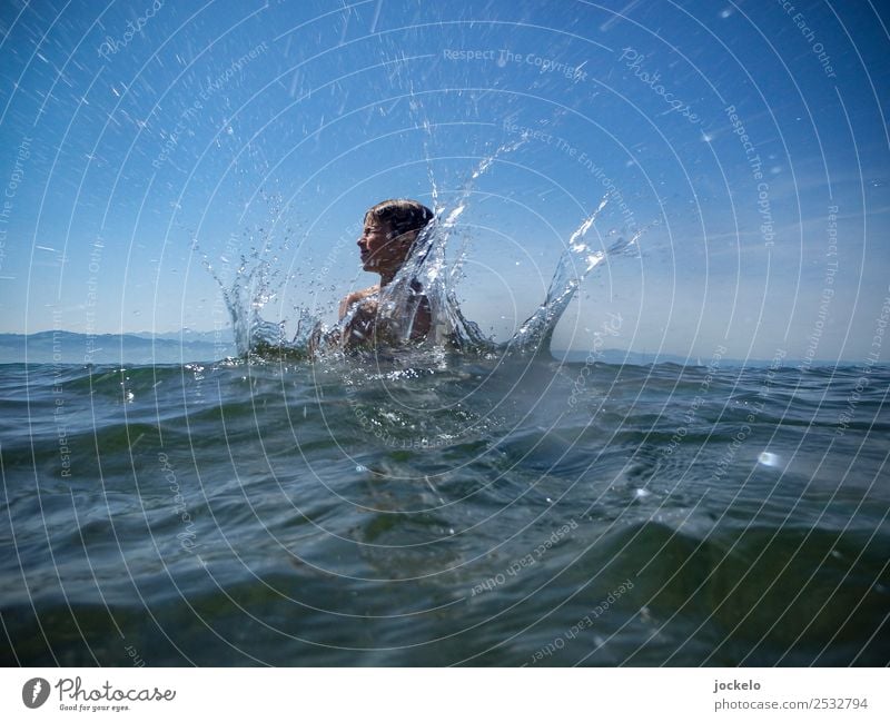 Kind springt in See. Freizeit & Hobby Spielen Sommer Sommerurlaub Sonne Strand Meer Schwimmen & Baden Schwimmbad Natur Wasser fangen schreien Flüssigkeit heiß