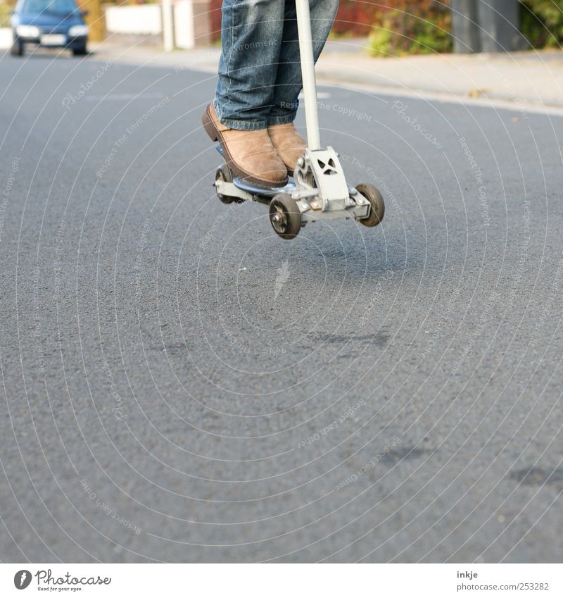 jump and run Lifestyle Freizeit & Hobby Spielen Kinderspiel Tretroller Kindheit Jugendliche Leben 1 Mensch Verkehrsmittel Verkehrswege Straße Wege & Pfade