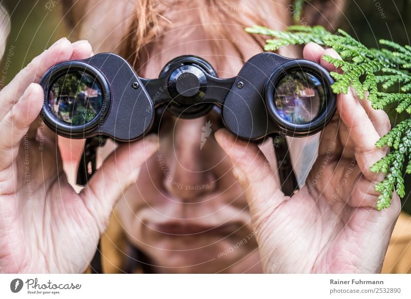 eine Frau blickt durch ein Fernglas Mensch feminin Erwachsene 1 Frühling Sommer Schönes Wetter rothaarig beobachten Neugier Eifersucht Neid Enttäuschung