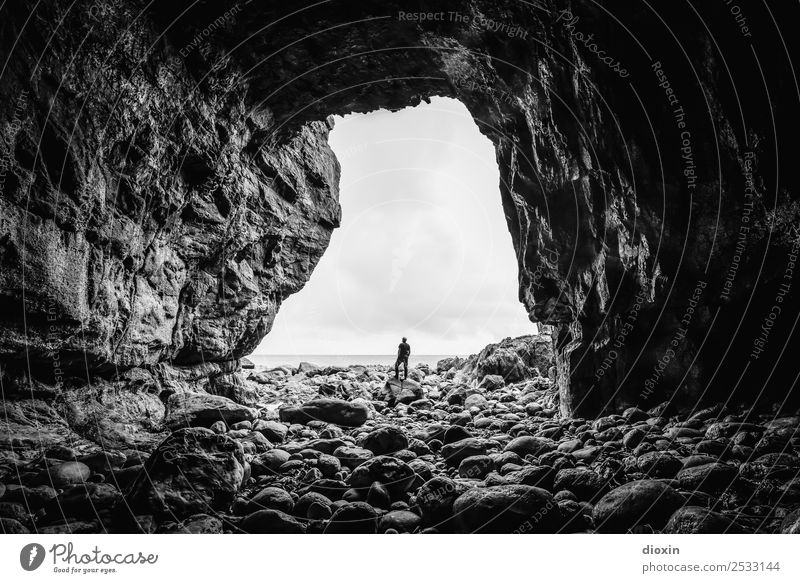 the cave Ferien & Urlaub & Reisen Ausflug Abenteuer Freiheit Mensch maskulin 1 Umwelt Natur Landschaft Felsen Küste Meer Atlantik Höhle Klippe stehen Erfolg