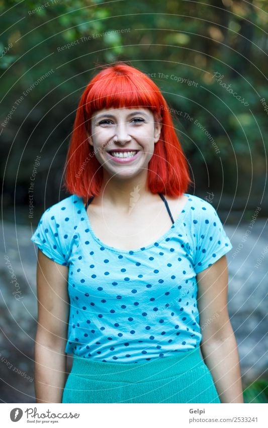 Rothaarige Frau mit blauem Hemd in einem schönen Park Lifestyle Glück Gesicht Wellness Erholung Duft Sommer Garten Mensch Erwachsene Natur Baum Blume Blüte Mode