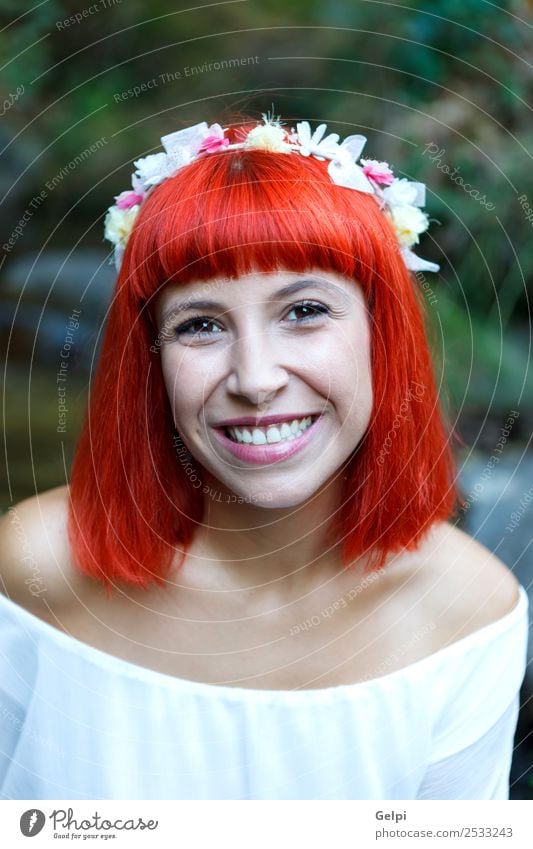 Schöne Frau in Weiß mit Blumenkranz im Kopf. elegant Stil Glück schön Gesicht Sommer Dekoration & Verzierung Hochzeit Mensch Erwachsene Natur Mode Lächeln Liebe