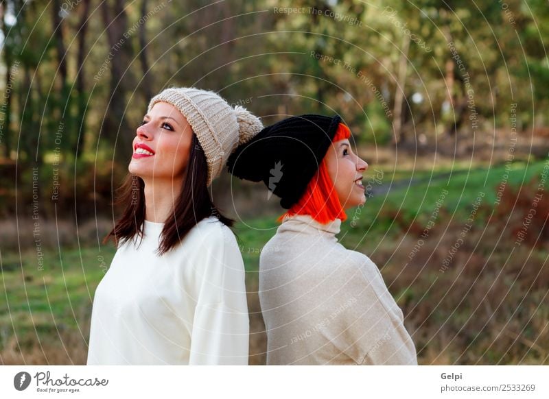 Schöne Freunde im Wald an einem Wintertag Lifestyle Stil Freude Glück schön Leben Frau Erwachsene Familie & Verwandtschaft Freundschaft Natur Mode brünett