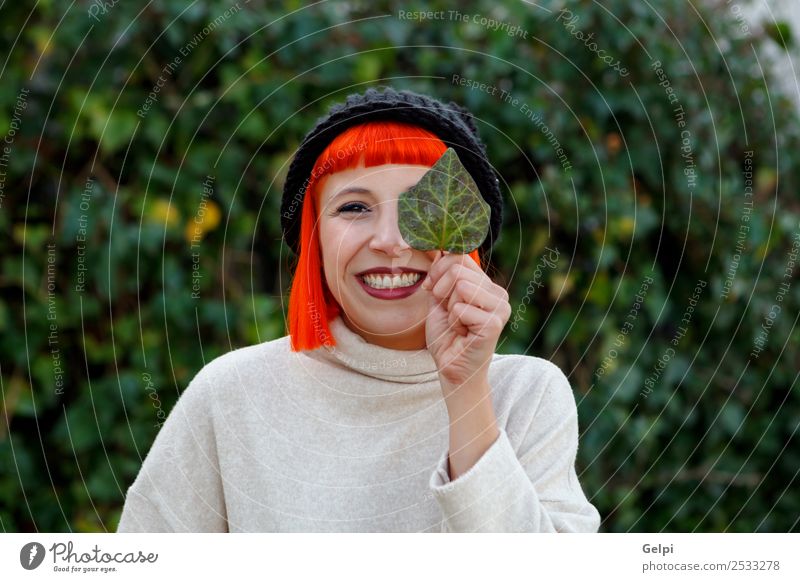 Attraktives brünettes Mädchen, das einen Tag auf dem Land genießt. Lifestyle Glück schön Gesicht Freizeit & Hobby Winter feminin Frau Erwachsene Natur Herbst