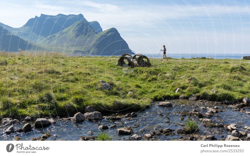 Wandern am Meer Ferien & Urlaub & Reisen Freiheit Sommer Sommerurlaub Sonne Berge u. Gebirge wandern Mensch Frau Erwachsene 1 18-30 Jahre Jugendliche Natur