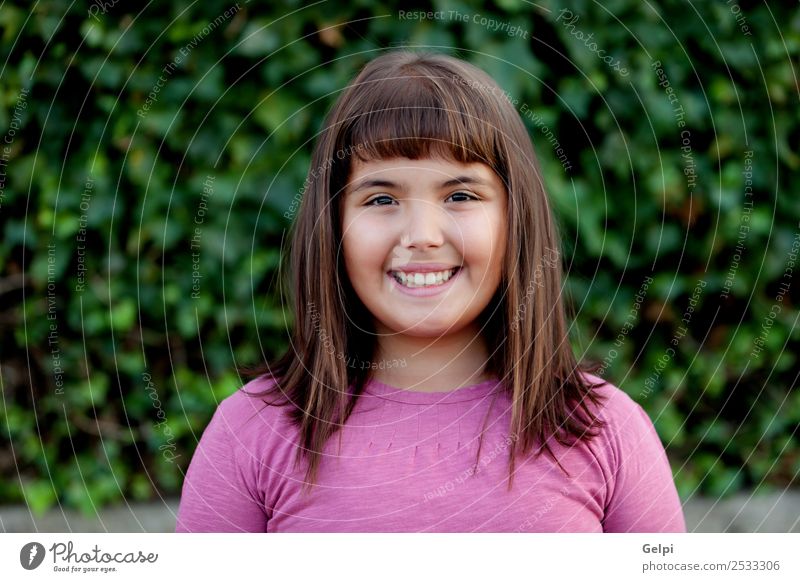 Kleines Mädchen mit rosa T-Shirt im Park Freude Glück schön ruhig Kind Schule Schulkind Mensch Frau Erwachsene Freundschaft Kindheit Natur Pflanze Efeu Straße