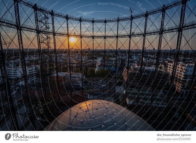 Sonnenuntergang am Gasometer Himmel Wolkenloser Himmel Sonnenaufgang Sonnenlicht Sommer Schönes Wetter Berlin Deutschland Europa Hauptstadt Stadtzentrum Metall