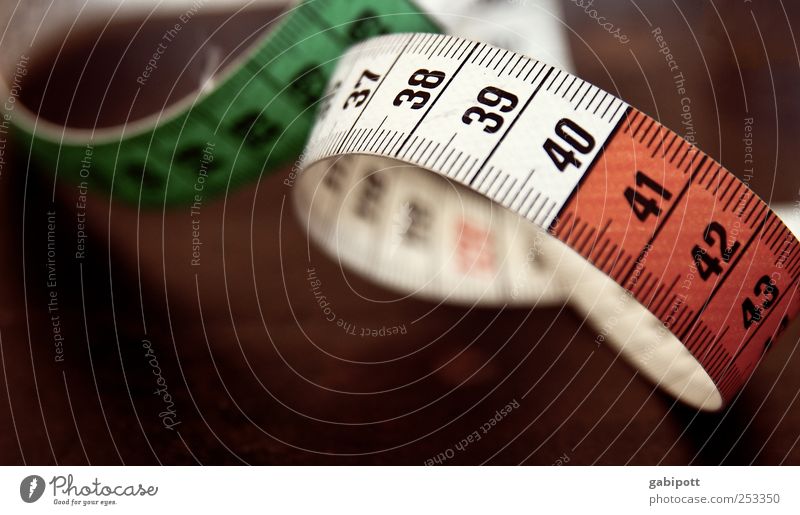 Schlankheitswahn Schneider Schneidern Maßband Zentimeter Maßeinheit Nähen messen Meter Zeichen Schriftzeichen Ziffern & Zahlen alt retro braun rot weiß eitel