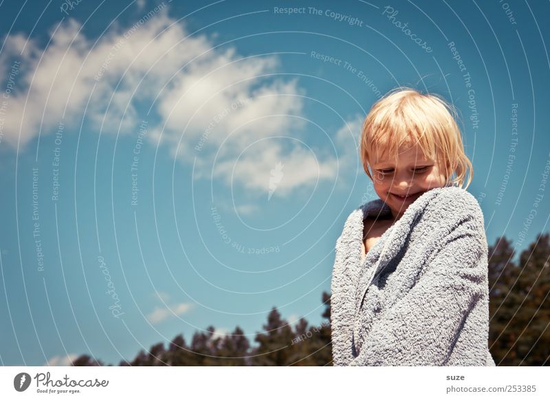 Sommer-Frottee-Ausgeh-Mantel Haare & Frisuren Ferien & Urlaub & Reisen Mensch Kleinkind Mädchen Kindheit Kopf 1 Umwelt Natur Himmel Wolken Baum blond stehen