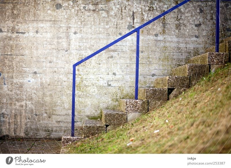 potential grindrail Lifestyle Freizeit & Hobby Skateplatz Wiese Menschenleer Haus Industrieanlage Fabrik Mauer Wand Treppe Fassade Treppengeländer Geländer