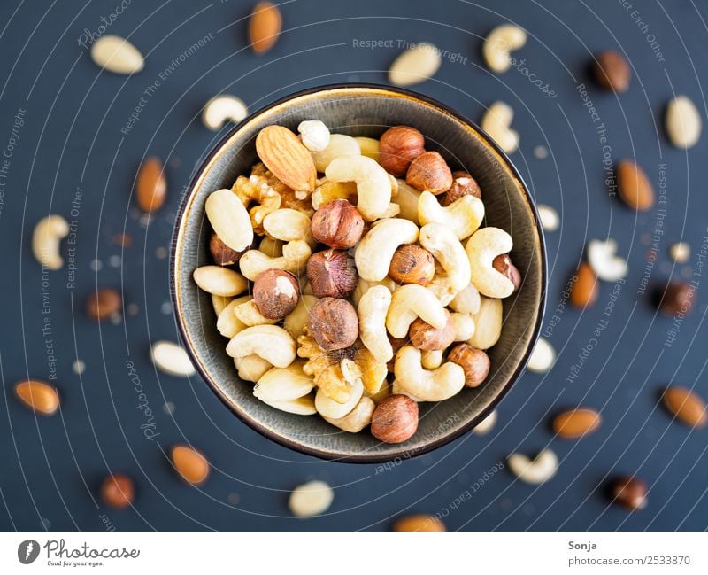 Nüsse, Walnuss, Haselnuss, Essen, Lebensmittel Nuss Mandel Ernährung Diät Snack Schalen & Schüsseln Lifestyle Gesundheit Studentenfutter Farbfoto Innenaufnahme