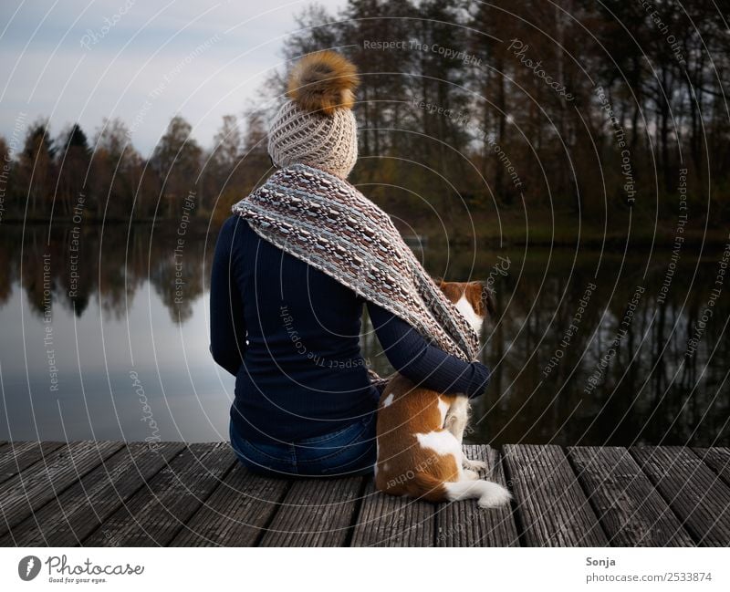 Frau, Hund, Tier, Wasser, See Lifestyle harmonisch Freiheit Seeufer Mensch feminin Junge Frau Jugendliche Leben 1 13-18 Jahre Natur Himmel Herbst Baum Wollschal