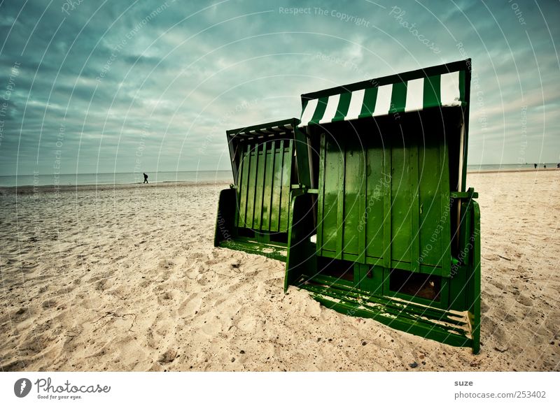 Saisonende Freiheit Sommer Strand Meer Sand Himmel Küste Ostsee blau grün Ende Strandkorb dramatisch geschlossen Warnemünde Horizont Sandstrand Sommerurlaub