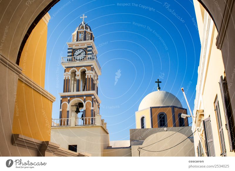 Beeindruckende katholische Kathedrale in Thira, Santorini, Griechenland. Ferien & Urlaub & Reisen Tourismus Sommer Insel Uhr Himmel Dorf Kirche Dom Architektur