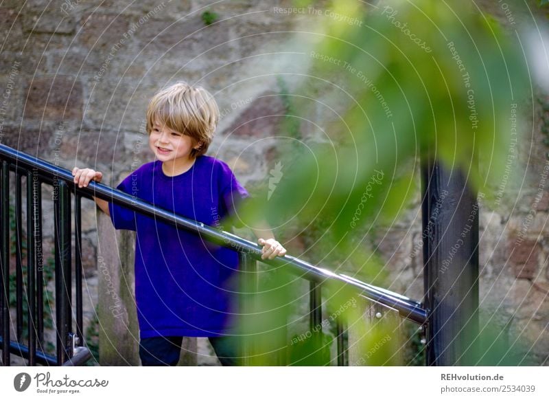 Kind auf dem Spielplatz Freizeit & Hobby Spielen Mensch maskulin Junge Kindheit 1 3-8 Jahre Natur Mauer Wand Bewegung Lächeln authentisch Fröhlichkeit Glück