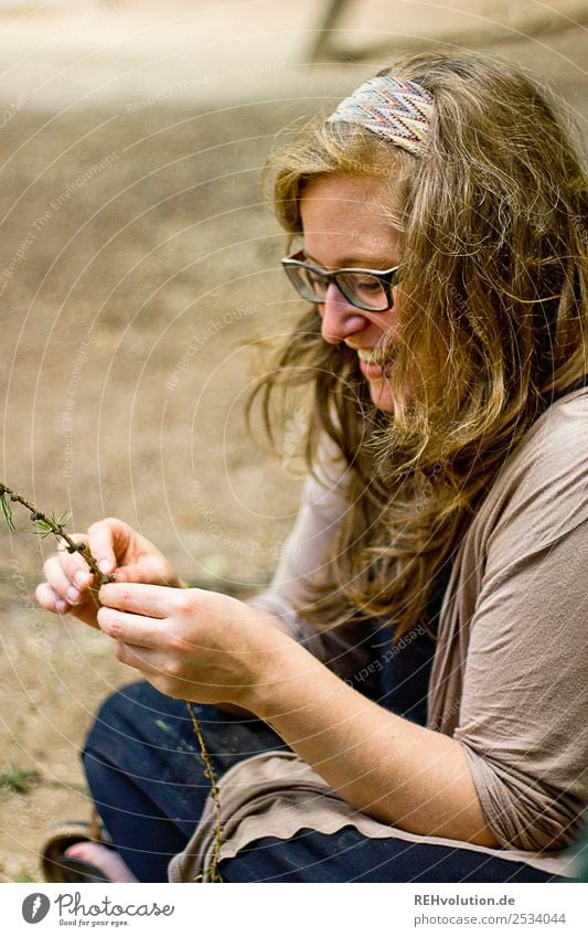 Junge FRau sitzt lachend auf dem Boden Lifestyle Freizeit & Hobby Spielen Mensch feminin Junge Frau Jugendliche Erwachsene 1 18-30 Jahre Umwelt Natur Brille