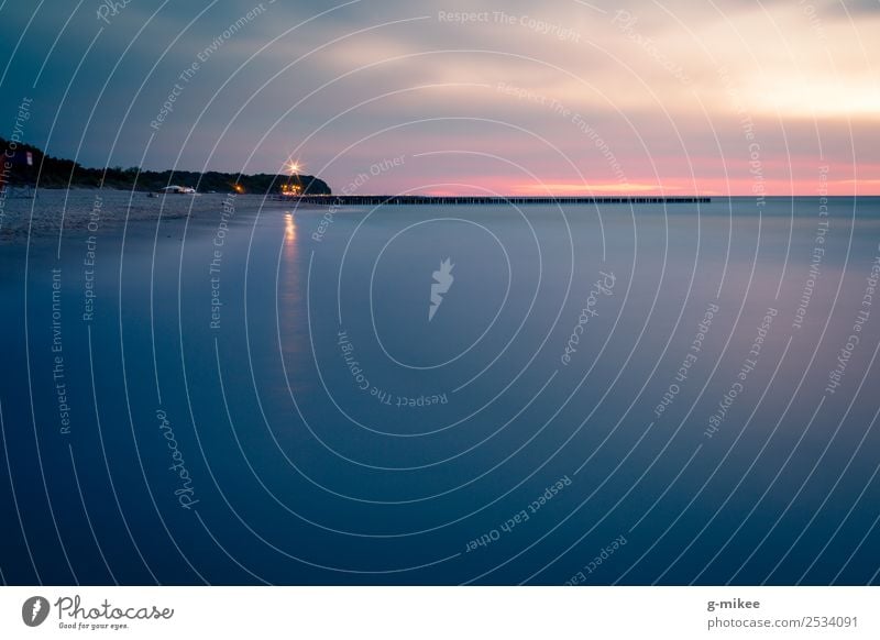 Leuchtturm Wasser Himmel Strand Ostsee Meer niechorze Ferne frei blau Sicherheit ruhig Reflexion & Spiegelung Fischerdorf Sonnenuntergang Farbfoto Außenaufnahme