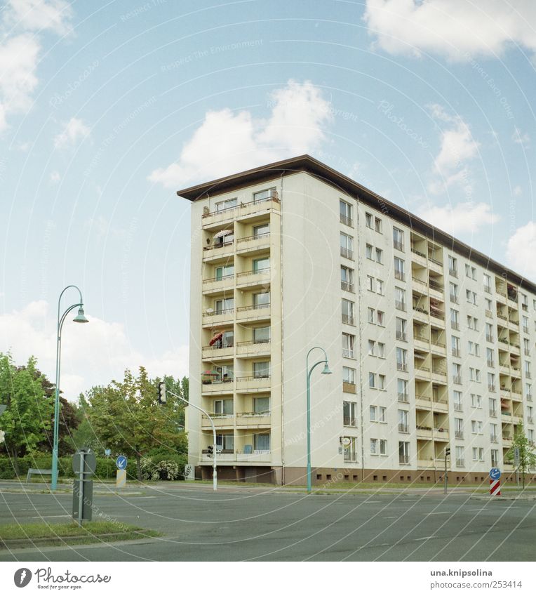 wohnkomplex Himmel Wolken Schönes Wetter Hoyerswerda Sachsen Stadt Menschenleer Haus Hochhaus Bauwerk Gebäude Architektur Verkehrswege Straße Straßenkreuzung