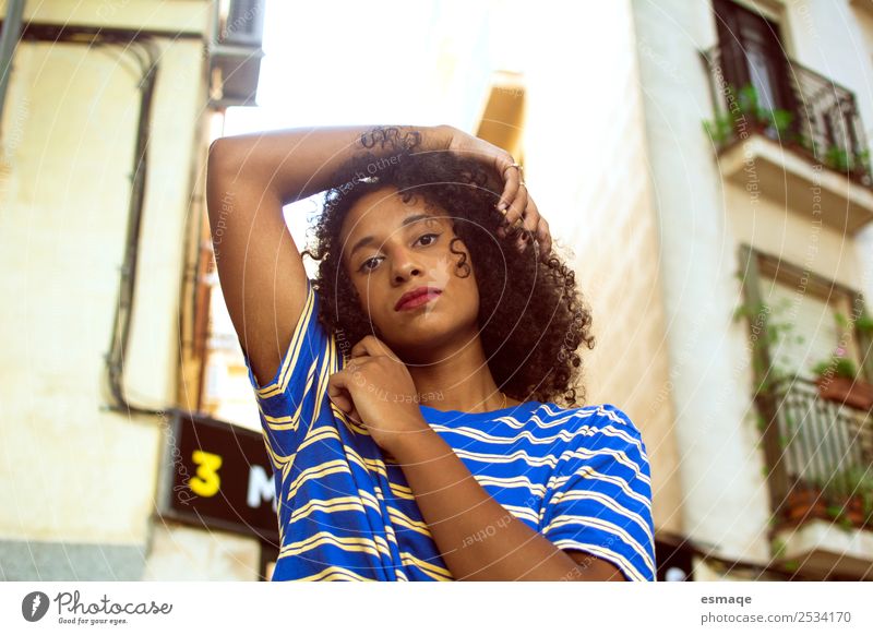 Frau auf der Straße Lifestyle exotisch Ferien & Urlaub & Reisen Tourismus Mensch feminin Junge Frau Jugendliche 1 Dorf Stadt Mauer Wand Balkon Afro-Look