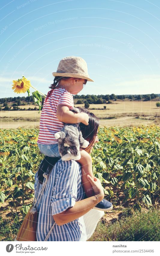 Mutter und Tochter an einem sonnigen Tag Lifestyle Stil Wellness Freiheit Sommer Sommerurlaub Mensch feminin Kind Kleinkind Mädchen Junge Frau Jugendliche