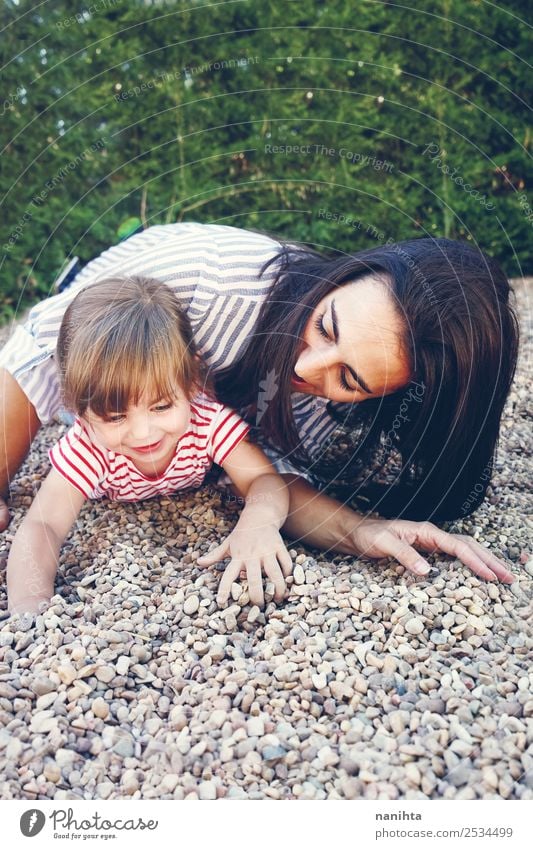 Mutter und Tochter beim Spielen im Park Lifestyle Stil Freude Wellness harmonisch Wohlgefühl Freizeit & Hobby Kinderspiel Freiheit Mensch feminin Kleinkind