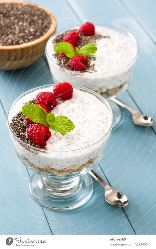 Chia-Joghurt mit Himbeeren im Glasbecher Molkerei Frucht Gesundheit Gesunde Ernährung Vegane Ernährung Vegetarische Ernährung Superfood natürlich lecker Samen