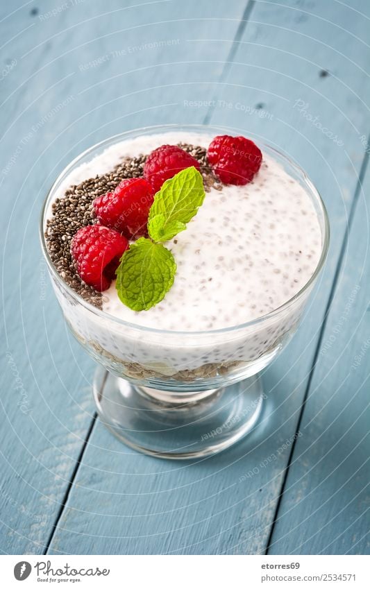 Chia-Joghurt mit Himbeeren im Glasbecher Molkerei Frucht Gesundheit Gesunde Ernährung Vegane Ernährung Vegetarische Ernährung Superfood natürlich lecker Samen