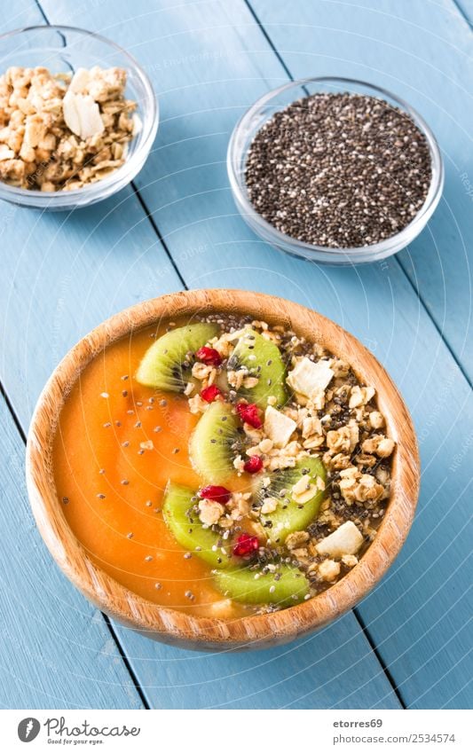 Smoothie mit Obst, Getreide und Chia Milchshake Joghurt Himbeeren Müsli Kiwi Frucht Zerealien Mango Pudding Molkerei Gesundheit Gesunde Ernährung