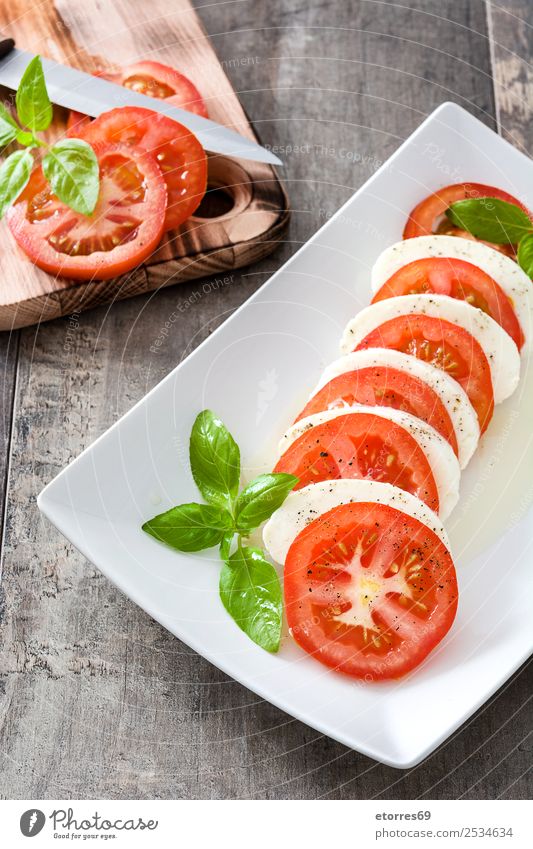 Caprese-Salat mit Mozzarella-Käse, Tomaten und Basilikum Salatbeilage Gemüse Italienisch Mahlzeit grün rot Gesundheit Gesunde Ernährung Vegetarische Ernährung