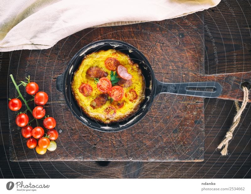 gebratene Hühnereier Wurstwaren Gemüse Frühstück Mittagessen Abendessen Pfanne Tisch Essen frisch oben gelb rot Tradition Omelett Rührei Tomate Ei Lebensmittel