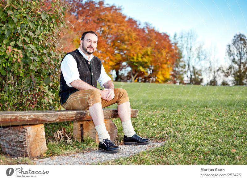 Tradition Erholung ruhig wandern Mensch maskulin Mann Erwachsene 1 30-45 Jahre Natur Herbst Wiese Mode Bekleidung Leder schwarzhaarig Vollbart sitzen retro blau