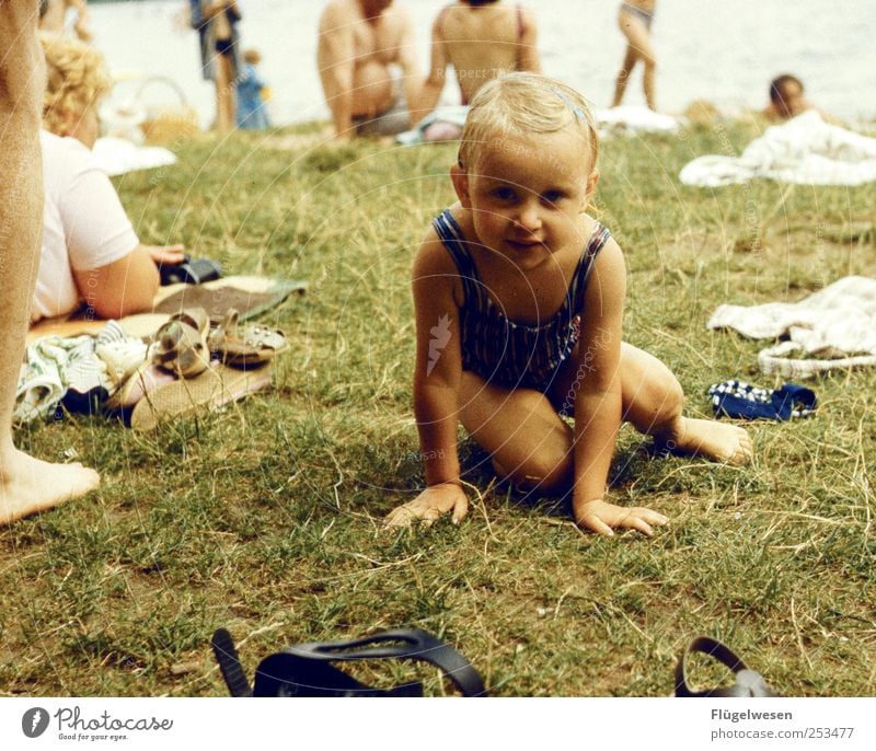 Schau mir in die Augen kleines Freizeit & Hobby Spielen Ferien & Urlaub & Reisen Mädchen Kindheit 1 Mensch 1-3 Jahre Kleinkind Schwimmbad Schwimmen & Baden