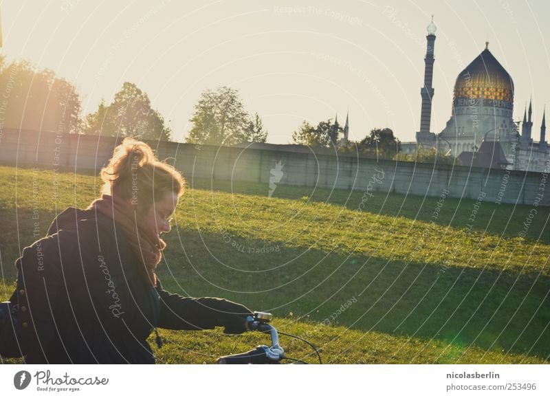 B@DD 11 | Sunshine Ferien & Urlaub & Reisen Fahrradfahren Junge Frau Jugendliche Erwachsene Leben Mensch 18-30 Jahre Garten Park Wiese Kirche Dom