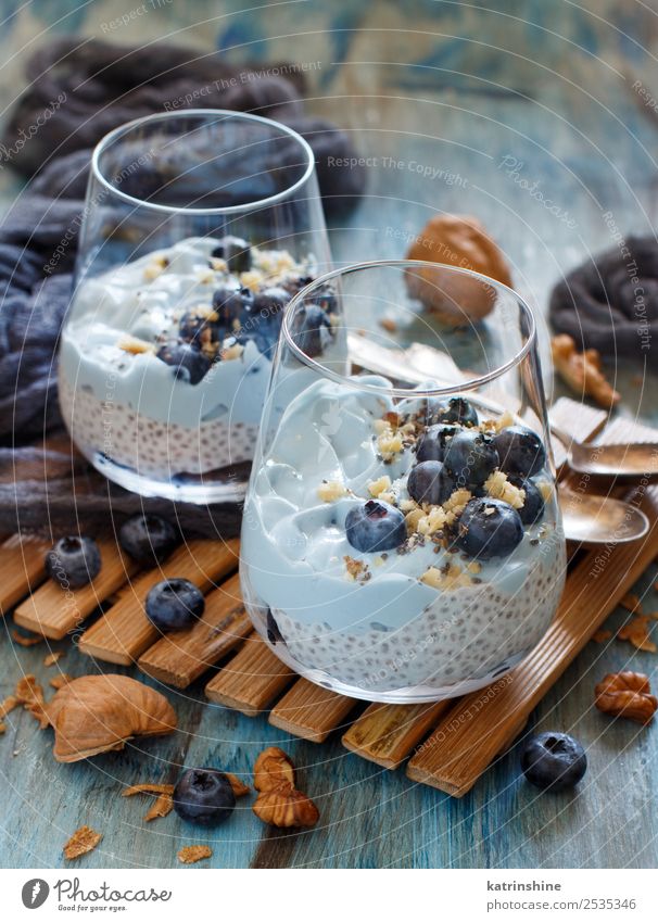 Heidelbeeren und Joghurt Chiapudding Parfait Frucht Dessert Ernährung Frühstück Vegetarische Ernährung Diät Löffel Sommer frisch hell weiß Farbe Beeren