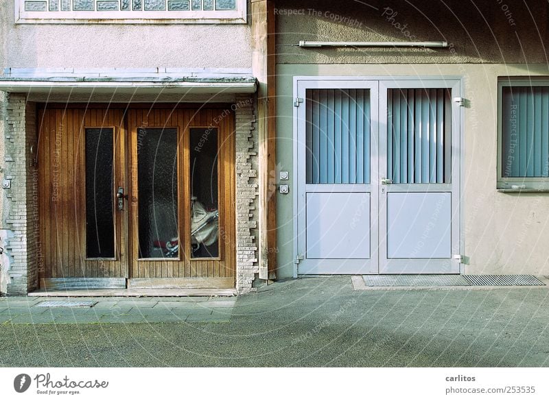 Hübsch hässlich haben Sie's hier. ... Haus Bauwerk Mauer Wand Fassade Fenster Tür alt eckig einfach kalt retro braun grau silber bescheiden Einsamkeit Backstein