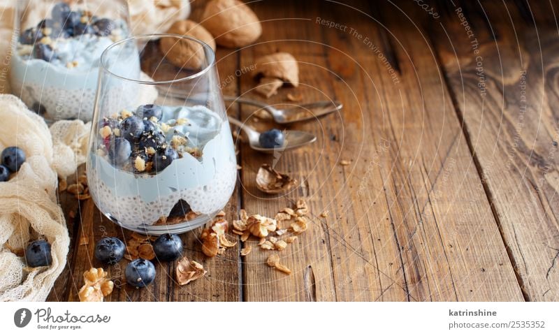 Heidelbeeren und Joghurt Chiapudding Parfait Frucht Dessert Ernährung Frühstück Vegetarische Ernährung Diät Löffel Sommer frisch hell weiß Farbe Beeren