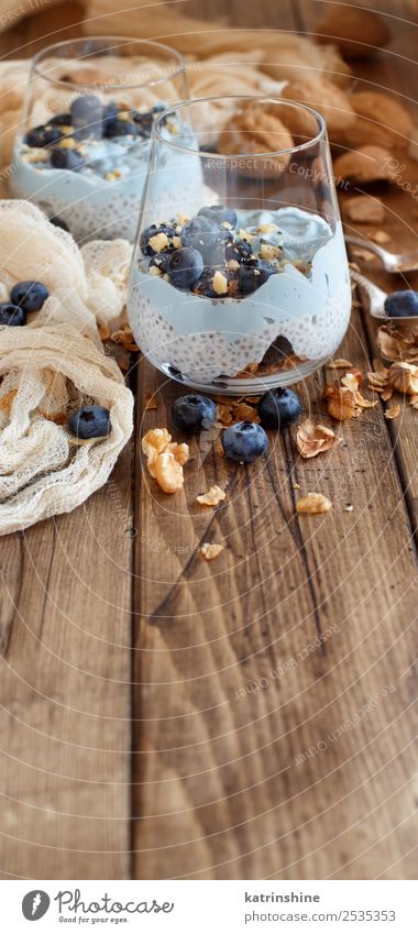 Heidelbeeren und Joghurt Chiapudding Parfait Frucht Dessert Ernährung Frühstück Vegetarische Ernährung Diät Löffel Sommer frisch hell weiß Farbe Beeren