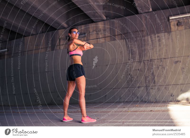 athletische Frau beim Stretching Lifestyle schön Körper Sommer Sport Joggen Erwachsene Fitness Läufer strecken Großstadt üben Training Athlet Aufwärmen jung