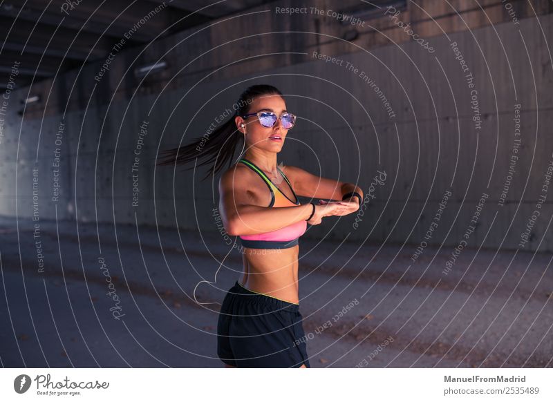 athletische Frau beim Stretching Lifestyle schön Körper Sommer Sport Joggen Erwachsene Fitness Läufer strecken Großstadt üben Training Athlet Aufwärmen jung