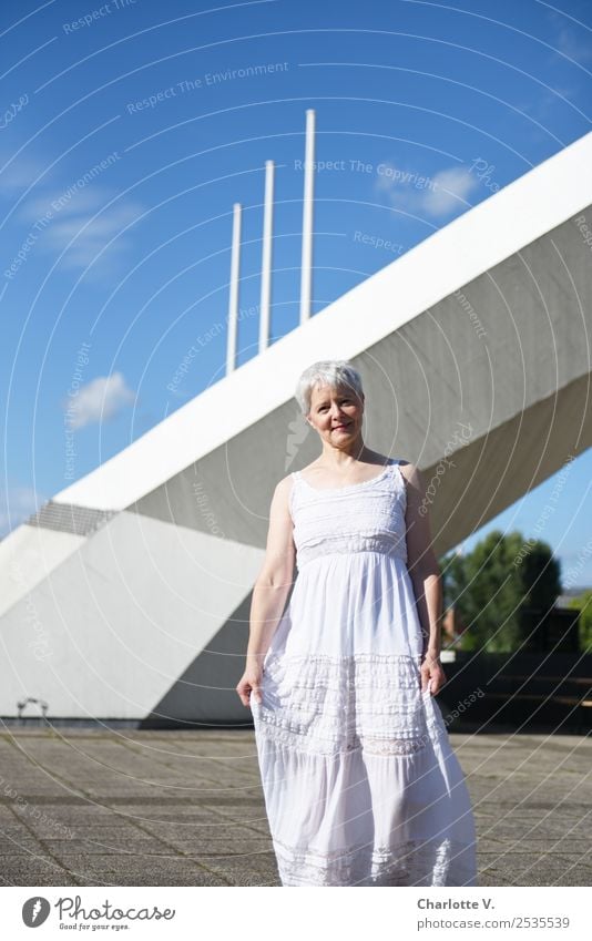 Entgegenkommend Mensch feminin Frau Erwachsene Weiblicher Senior 1 45-60 Jahre Architektur Himmel Schönes Wetter Bauwerk Bogen Fahnenmast Fußgänger Kleid