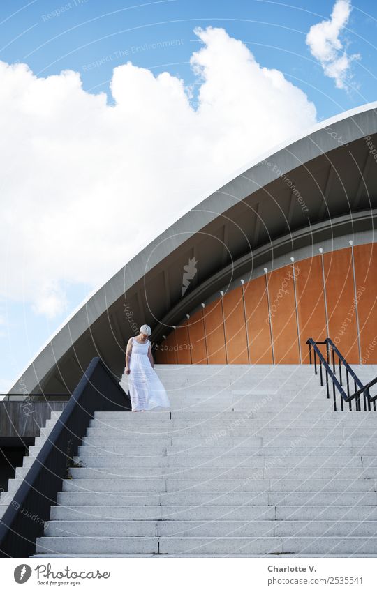 Oben Mensch feminin Frau Erwachsene Weiblicher Senior 1 45-60 Jahre Architektur Himmel Wolken Schönes Wetter Treppe Fassade Schwangere Auster grauhaarig