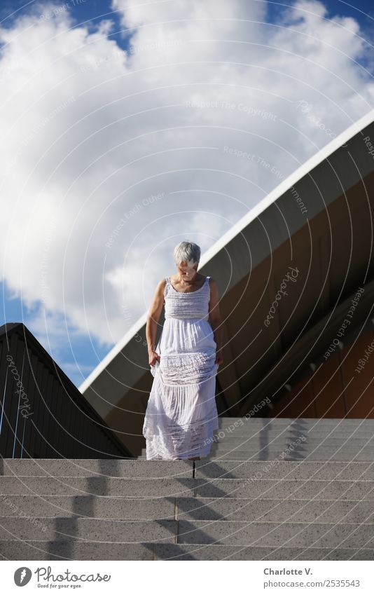 Schreiten Mensch feminin Frau Erwachsene Weiblicher Senior 1 45-60 Jahre Architektur Sommer Bauwerk Treppe Fassade Kleid grauhaarig kurzhaarig Beton gehen