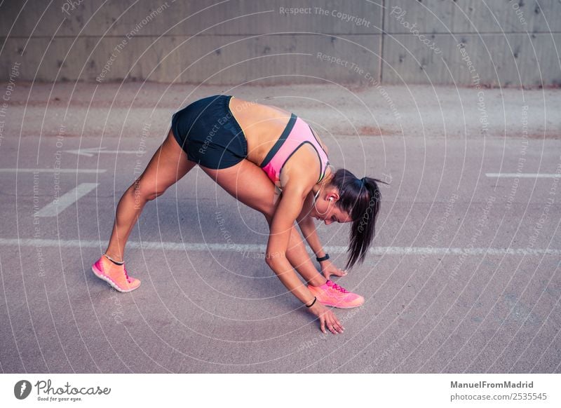 athletische Frau beim Laufen im Freien Lifestyle schön Körper Sommer Sport Joggen Erwachsene Fitness Läufer strecken Großstadt üben Training Athlet Aufwärmen