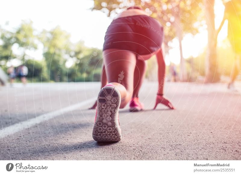 athletische Frau beim Laufen im Freien Lifestyle Sport Erfolg Erwachsene Linie gehen Tatkraft Beginn Konkurrenz Bahn bereit Kulisse Athlet Läufer positionieren