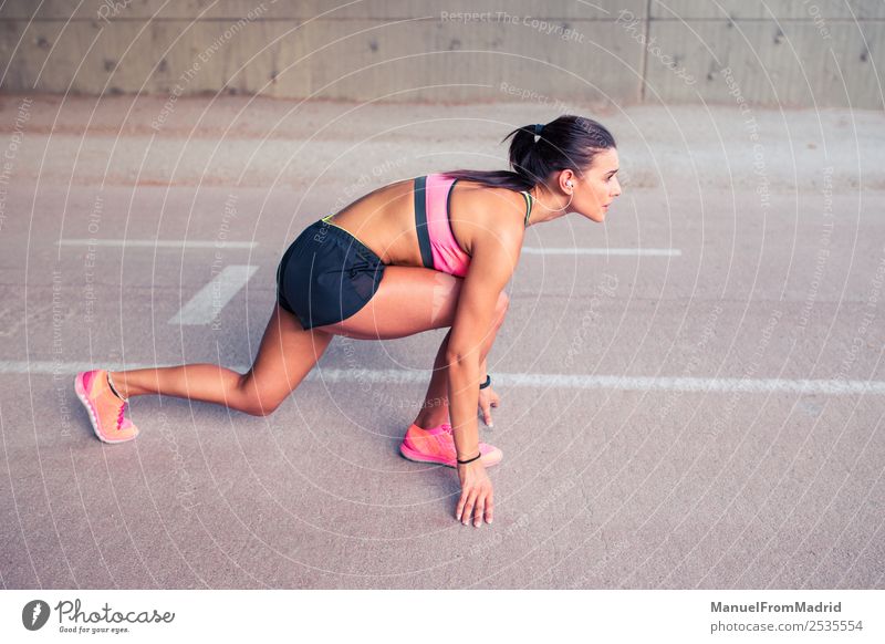 athletische Frau beim Laufen im Freien Lifestyle Sport Erfolg Erwachsene Linie gehen Tatkraft Beginn Konkurrenz Bahn bereit Kulisse Athlet Läufer positionieren