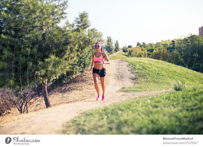 athletische Frau beim Laufen im Freien Lifestyle schön Körper Wellness Sommer Sport Joggen Erwachsene Park Fitness Läufer rennen Training laufen Jogger