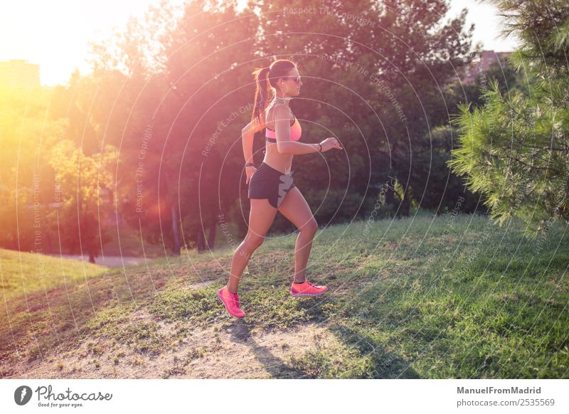 athletische Frau beim Laufen im Freien Lifestyle schön Körper Wellness Sommer Sport Joggen Erwachsene Park Fitness Läufer rennen Training laufen Jogger